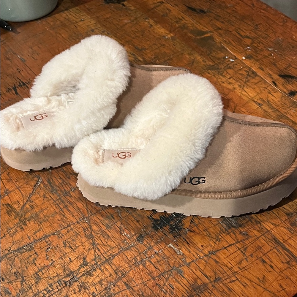 UGG Beige Slippers with White Fur